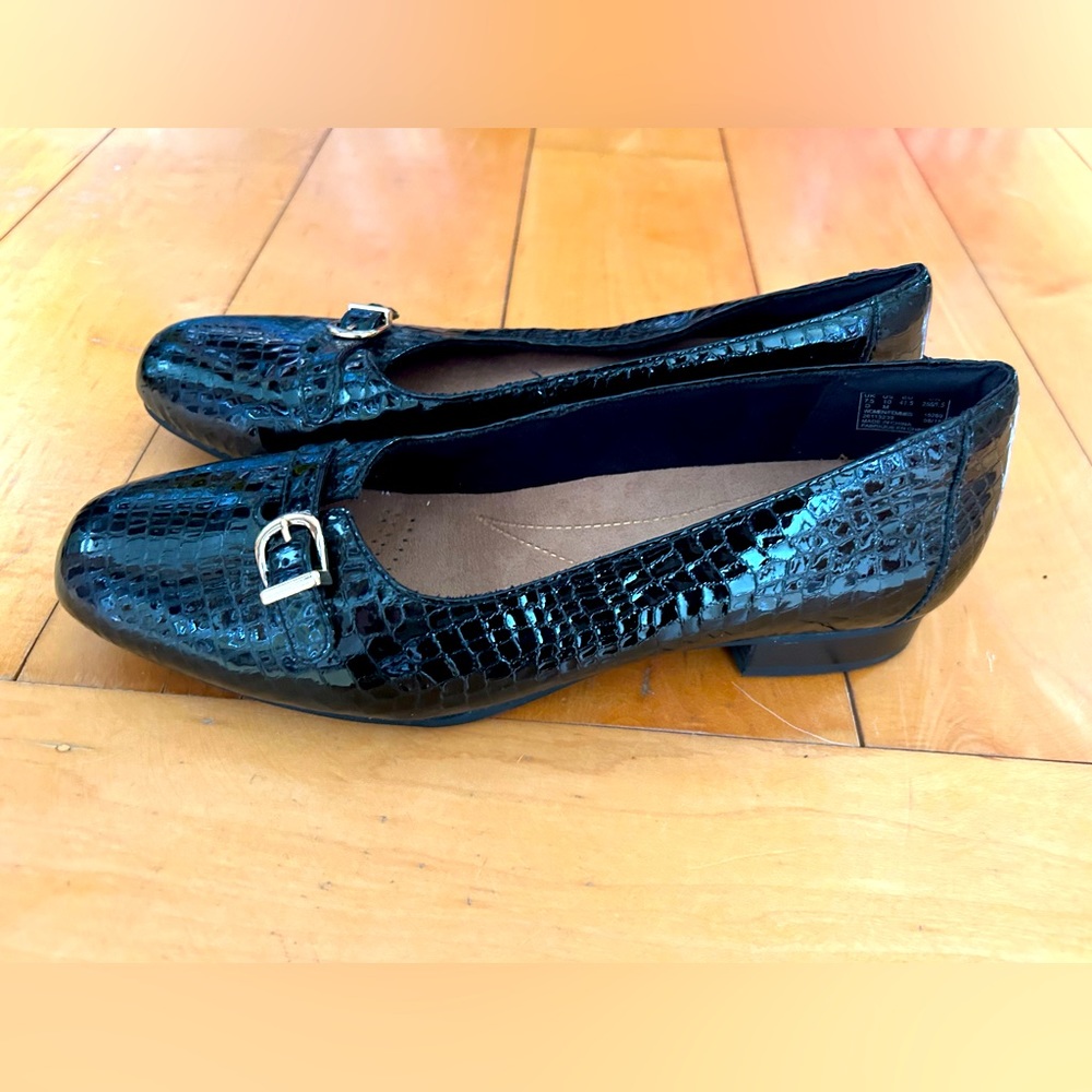 Clarks dress shoes, very comfortable, size 10
